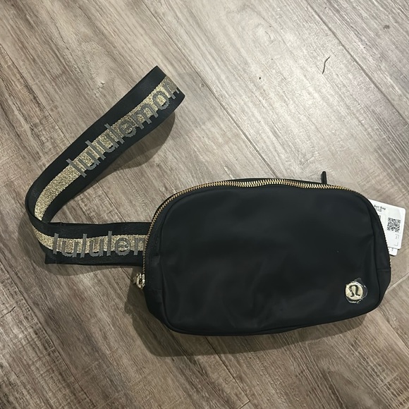 lululemon athletica Handbags - NWT Lululemon Everywhere Belt Bag - Small 1L - Black/Gold Sparkle